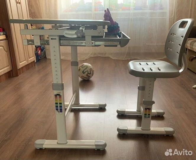 Растущая парта со стулом. Парта FunDesk Piccolino