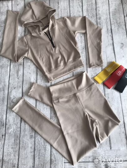 Костюм спортивный с капюшоном утягивающий