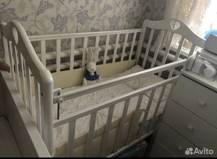 Детская кроватка с маятником белая