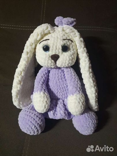 Плюшевый заяц вязаный