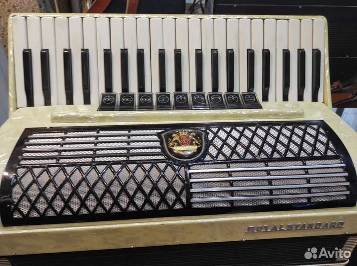 Крутой белый аккордеон,полный 4/4