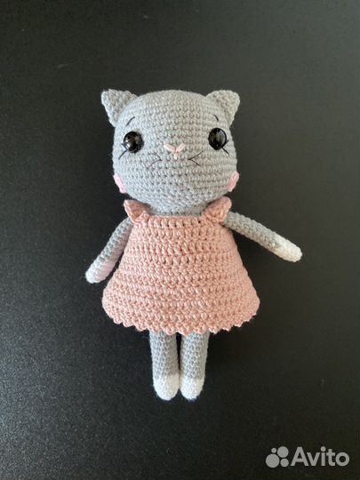 Вязаная кошечка игрушка