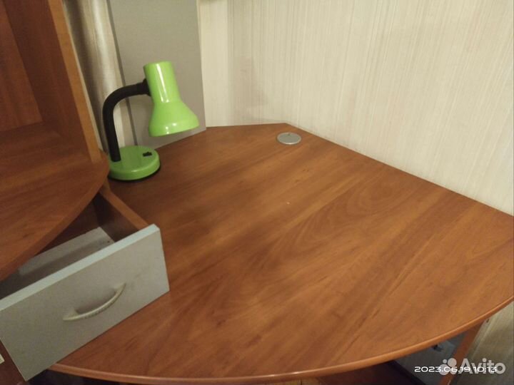 Компьютерный стол угловой с полками