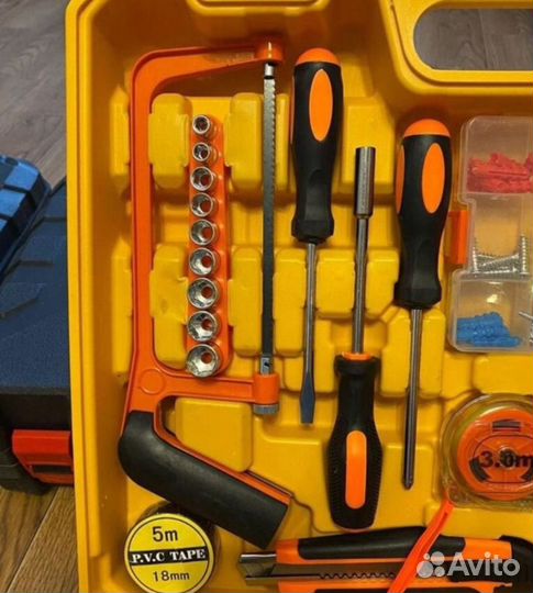 Шуруповерт DeWalt с набором инструментов
