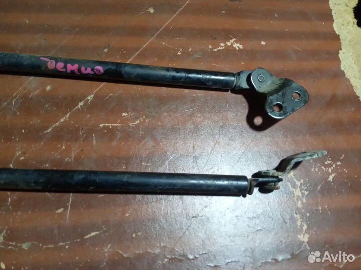 Амортизатор крышки багажника Мазда Демиo 1