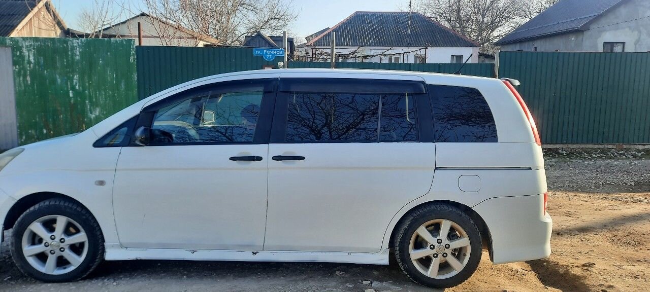 Toyota Isis: фото владельца