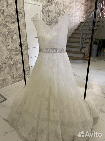 Свадебное платье со шлейфом Love Bridal London
