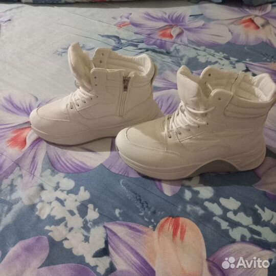 Ботинки зимние,женские