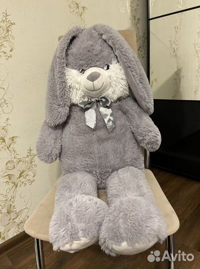 Большой плюшевый заяц