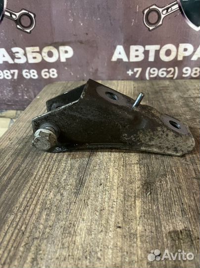 Bmw 520d xdrive G30 опорный кронштейн