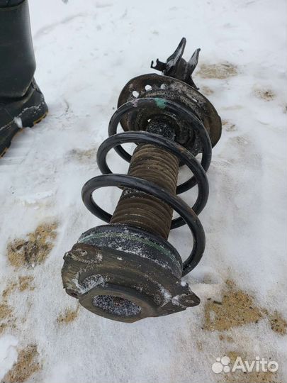 Мало б.у амортизатор передний правый Juke Turbo