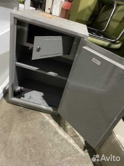 Сейф металлический