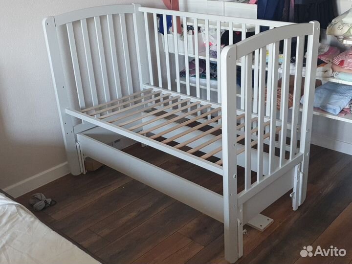 Детская кроватка с продольным маятником