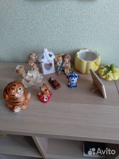 Фигурки статуэтки и матрёшки