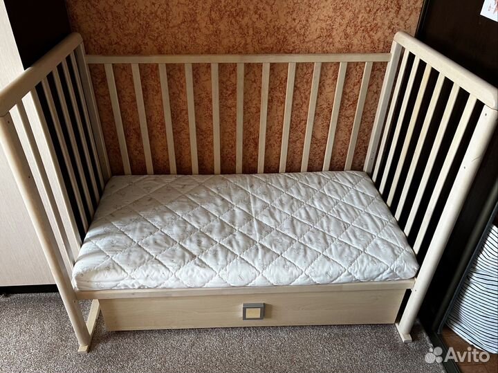 Детская кроватка с маятником