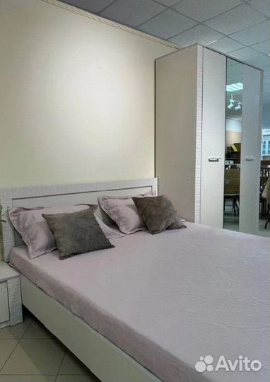 Шкаф с зеркалом бежевый