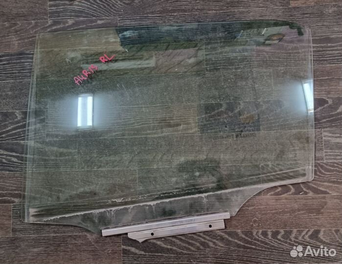 Стекло переднее правое и левое toyota auris