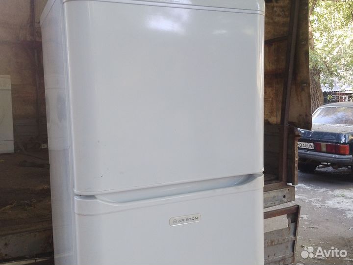 Холодильник ariston