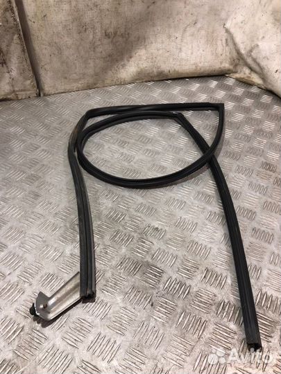 Уплотнитель стекла передний левый Lexus Rx400H