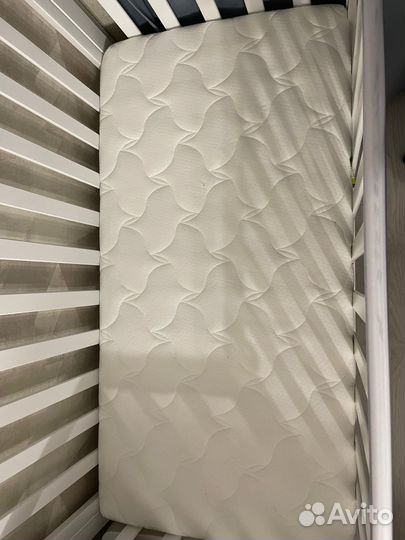 Детская кроватка с маятником и ящиком