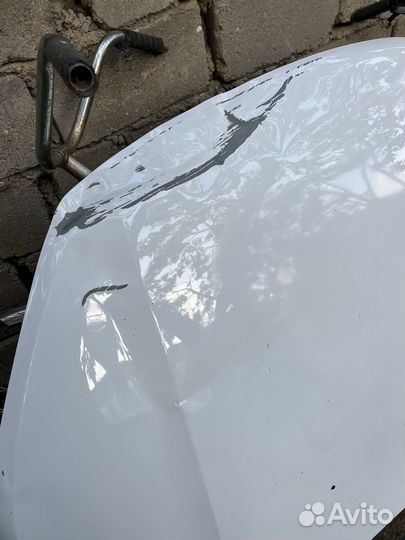 Капот на LADA весту