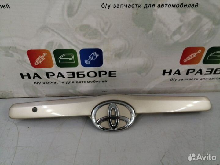 Накладка крышки багажника Toyota Camry V40