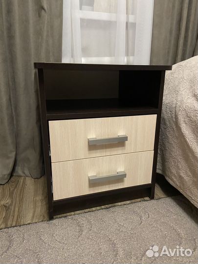 Прикроватная тумба и стол