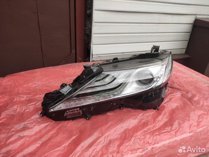 Левая фара на Тойоту Камри 70 75 б/у оригинал
