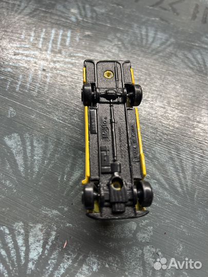 Модель автомобиля шлольный автобус maisto