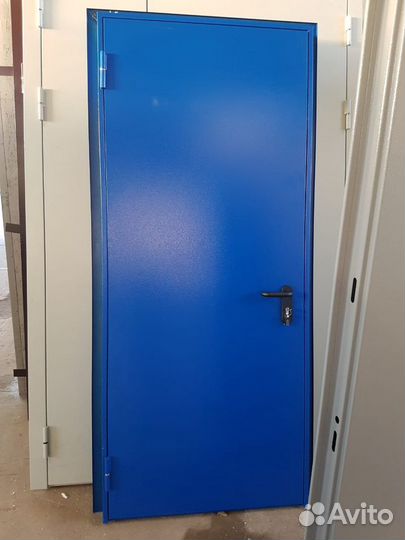 Дверь металлическая с вентиляционной решёткой
