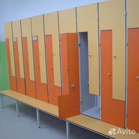Шкаф в класс начальной школы. Кабинки в класс. Шкафы для раздевалок из пластика hpl. Шкафчики для раздевалок. Шкафы в раздевалку для школы.