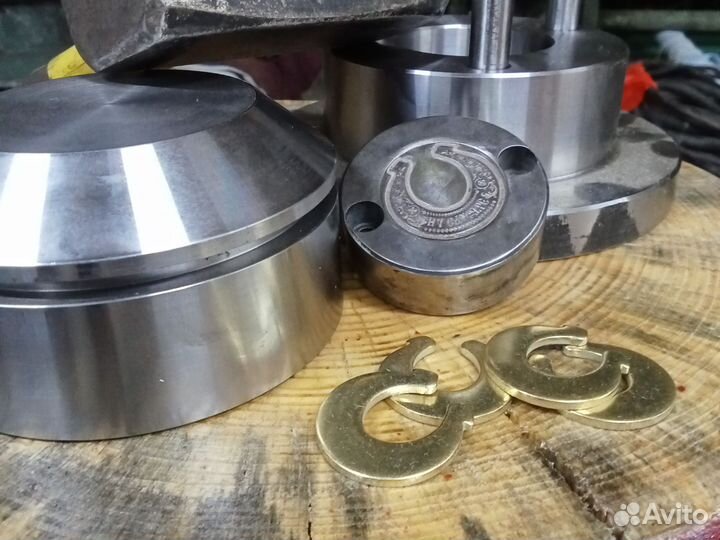 Станок для чеканки сувенирных жетонов и монет