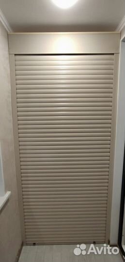 Шкаф на балкон и коридор с рольставней