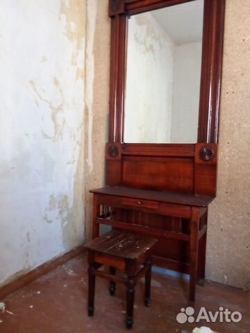Зеркало, столик, табурет