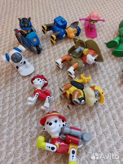 Герои в масках, роботы поезда и щенячий патруль