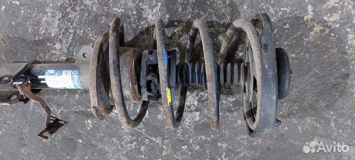 Пружина передняя