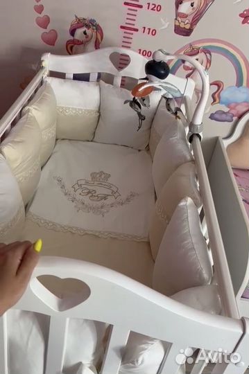 Детская кроватка с маятником белая