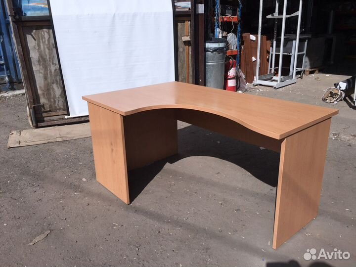 Угловой письменный стол