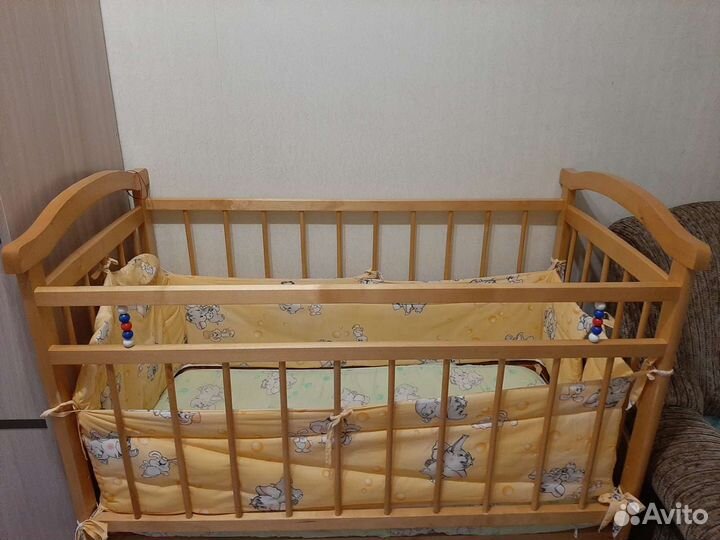 Кроватка-маятник, матрас, бортики в комплекте