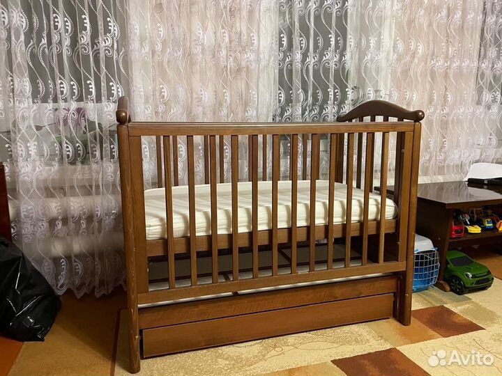 Детская кроватка с маятником и ящиком