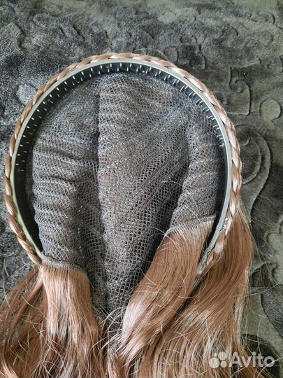 Искусственный парик на ободке косичкой
