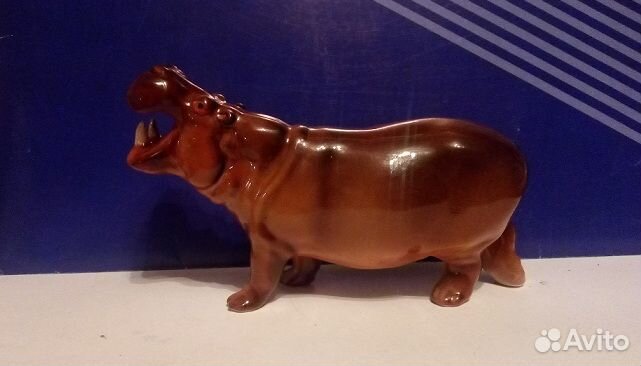 Бегемот стоящий