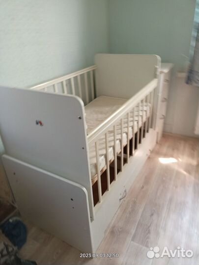 Детская кроватка с маятником и ящиком