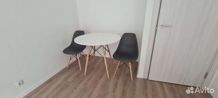 Кухонный стол белый стулья eames графит 2 шт