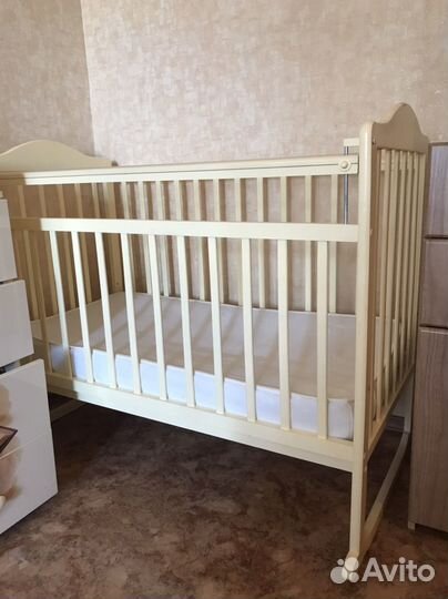 Детская кроватка с маятником