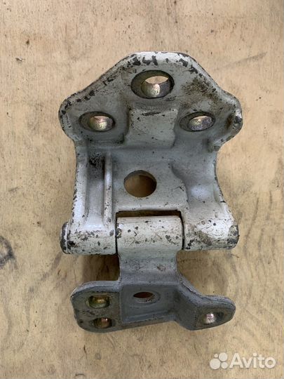 Петля крышки багажника нижняя Honda CR-V 2