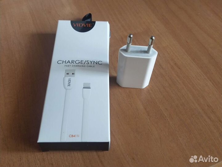 Блок питания и кабель iPhone