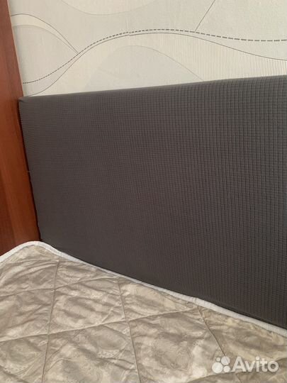 Покрывало на изоловье кровати