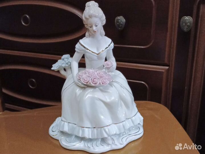 Статуэтка дама фарфор