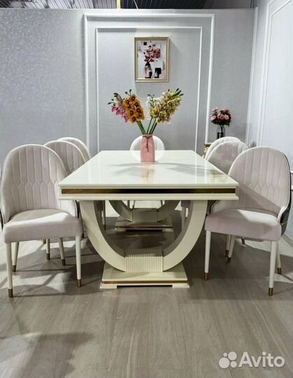 Стол и стулья в гостиную. В наличии